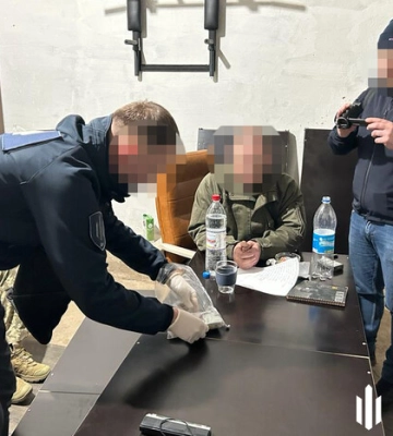 Вимагав хабар за переведення військового до іншого підрозділу: на Одещині затримали посадовця військової адміністрації