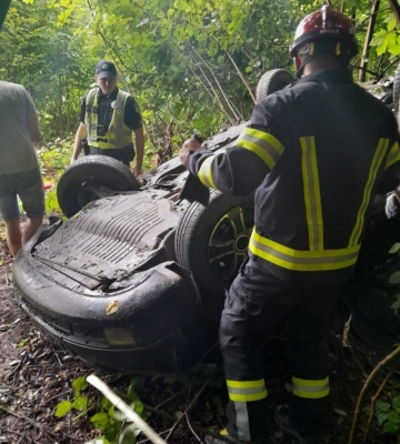 Поблизу Рівного авто злетіло в кювет і перевернулося. Пасажирку діставали рятувальники