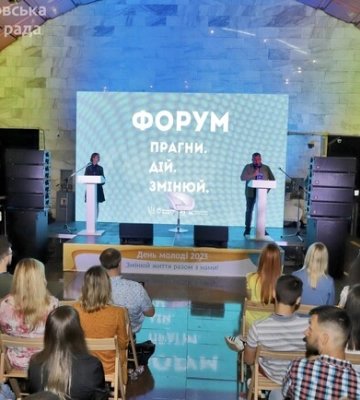 &quot;Говоримо про те, як жити далі&quot;: у підземці Дніпра триває великий молодіжний форум 