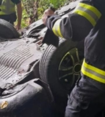Біля Рівного авто перекинулося в кювет: жінку деблокували рятувальники