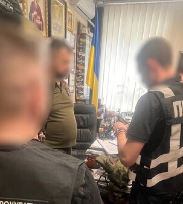 У Києві на хабарі 5 тис. дол. затримано військового, який обіцяв допомогу в ухиленні від призову. ФОТО