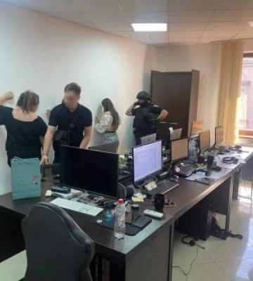 В Ужгороді поліція заблокувала роботу шахрайського кол-центру зі штатом понад 20 осіб