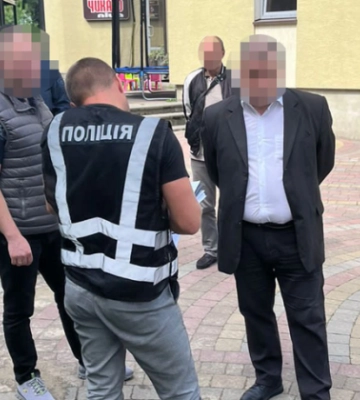 Во Львове задержан адвокат во время получения более 4 тысяч долларов взятки