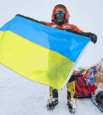 Харьковчанин развернул флаг Украины на второй вершине мира 