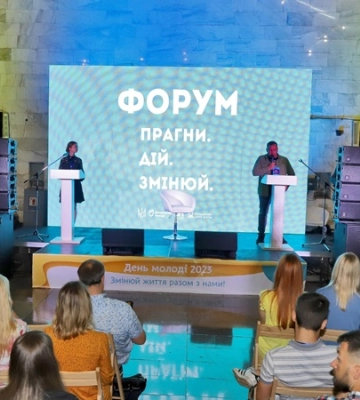 &quot;Говоримо про те, як жити далі&quot;: у підземці Дніпра триває великий молодіжний форум 