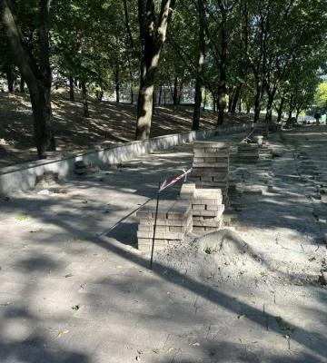 У Дніпровському парку Зелений Гай оновлюють тротуар, який пошкодили зливи