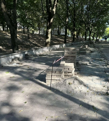 У Дніпрі у парку Зелений Гай КП ремонтують тротуарне покриття