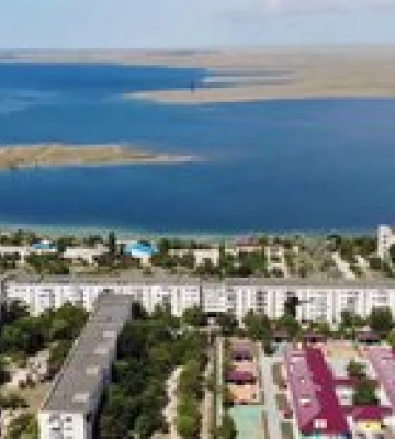 Взрывы на Донузлаве под Евпаторией, в воздухе слышно "мопеды" – видео