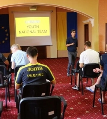 В Ужгороді проходить семінар для тренерів футбольних збірних України
