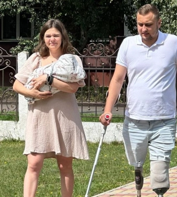 «Завдяки йому я навчився ходити», – військовий з Волині забрав сина і дружину з пологового