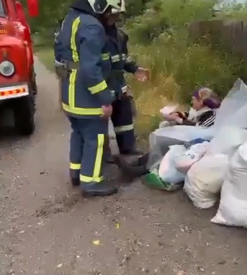 На Ізюмщині врятували бабусю, яка два дні просиділа на узбіччі дороги (відео)