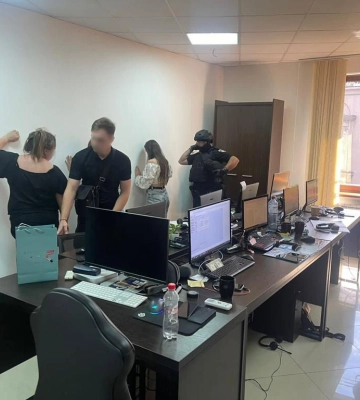 В Ужгороді поліція заблокувала роботу шахрайського кол-центру зі штатом понад 20 осіб