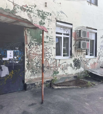 У Дніпрі на Слобожанському вандали спотворили фасад інклюзивно-ресурсного центру