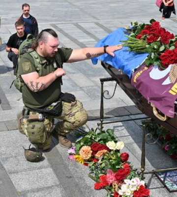 На київському Майдані попрощалися із бойовим медиком Дар’єю Філіп’євою (Блискавкою), яка загинула на фронті. ВІДЕО+ФОТОрепортаж