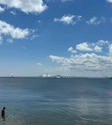 Крымский мост в дыму, перед этим там слышали звуки взрывов (, )