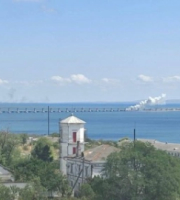 У районі Кримського мосту пролунали вибухи. Навколо нього багато диму
