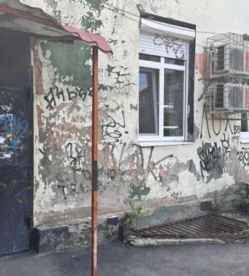 У Дніпрі на Слобожанському вандали спотворили фасад інклюзивно-ресурсного центру