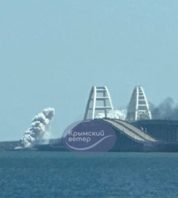 У районі Кримського мосту пролунали вибухи