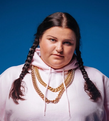 Alyona Alyona розчулила до сліз новою піснею «Муляжі» про позбавлене безтурботне дитинство