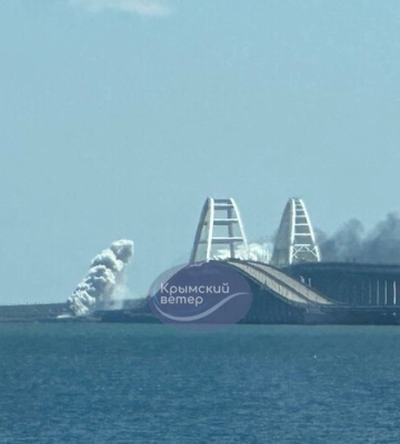 Біля Кримського мосту пролунали вибухи (відео)