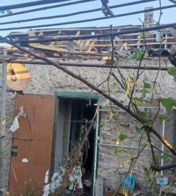 Ворог від ранку обстрілює Херсонщину, двоє поранених. У Херсоні пошкоджено підприємство