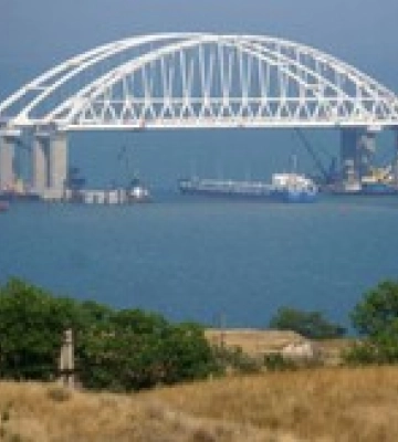 &quot;Крымский мост, стоишь?&quot; В Керчи раздались взрывы. Фото