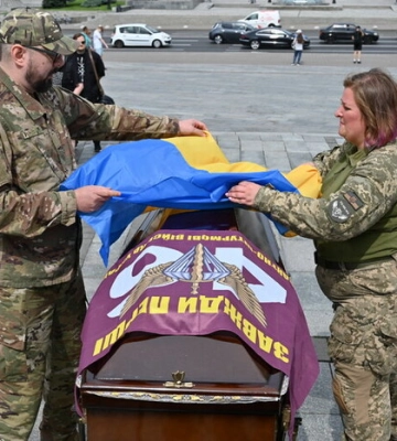 На київському Майдані попрощалися із бойовим медиком Дар’єю Філіп’євою (Блискавкою), яка загинула на фронті. ВІДЕО+ФОТОрепортаж