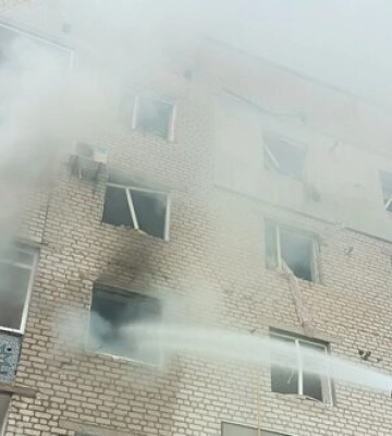 После вражеского обстрела в Орехове загорелась пятиэтажка (ФОТО)