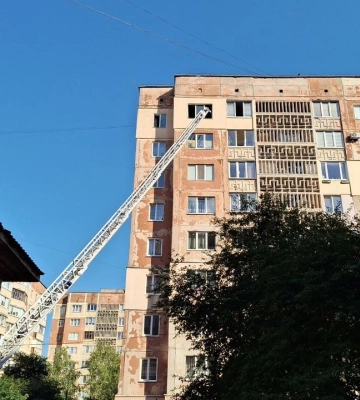 У Луцьку горить квартира 9-поверхівки. Фото