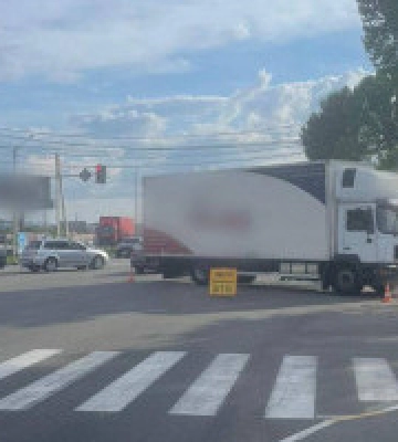 На Київщині мотоцикл врізався у вантажівку, керманич байка помер у лікарні