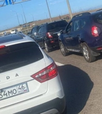 Майже 1300 машин. На в&#039;їздах до Кримського мосту утворився величезний затор — ЗМІ