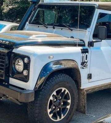 В Україні помітили рідкісний Land Rover Defender