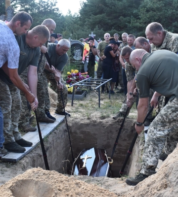 Осиротіло четверо дітей: на Волині попрощалися з Героєм Василем Журиком. Фото
