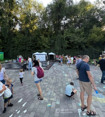 «Війна на Пензлі «АRТ DAY»: у Дніпрі організували мистецький захід з виставкою, майстер-класами, концертною програмою