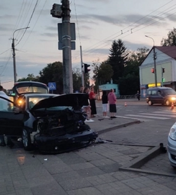 Автівки вщент: біля Старого ринку у Луцьку «влупилися» Audi та Volkswagen 