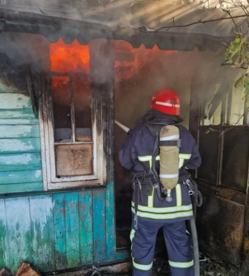 На Волині з палаючого будинку люди дістали чоловіка 