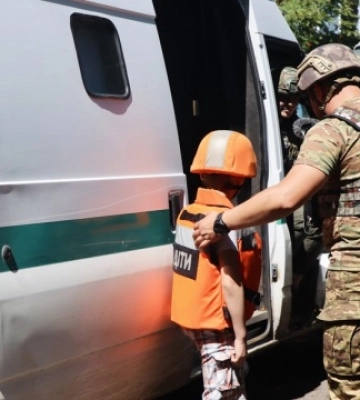 «Білі янголи» на Донеччині вивезли з-під обстрілів ще трьох дітей