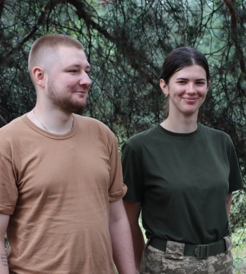Вчилися в одній школі, а познайомилися та одружилися на війні: історія кохання військових з Волині