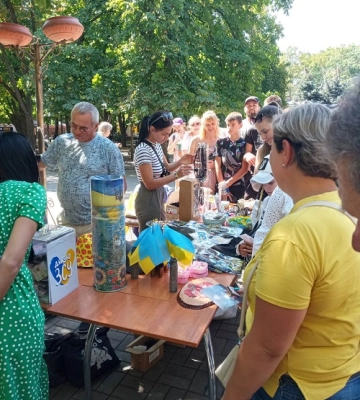Київські волонтери на чолі з кінозіркою провели благодійний ярмарок у Миколаєві