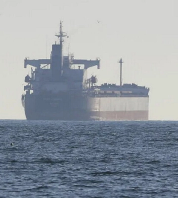 Росіяни в Чорному морі зупинили вантажне судно, яке прямувало до України