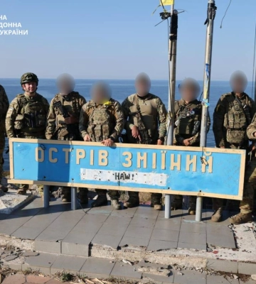 На острове Змеиный установили пограничный знак – следующий в Крыму