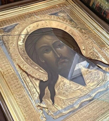 У Києво-Печерській Лаврі чоловік каменем розбив ікону Спасителя: що відомо