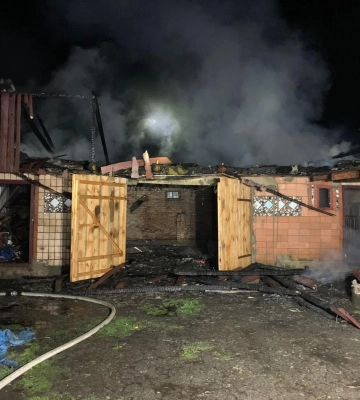 Вночі вогонь залишив будівлю у Крилові без даху