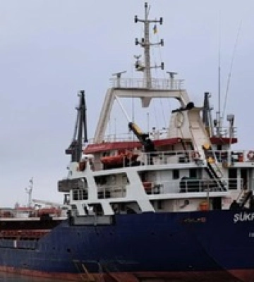 Российский корабль открыл огонь по гражданскому судну, которое шло в Украину: что известно