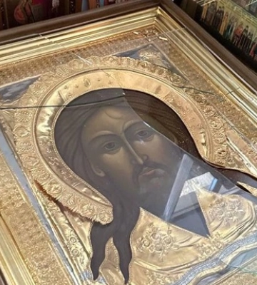 У Києво-Печерській лаврі чоловік розбив ікону
