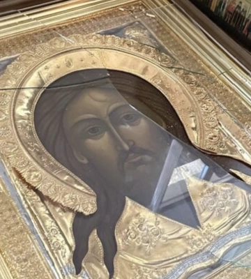 У Києво-Печерській Лаврі чоловік каменем розбив ікону Спасителя: що відомо