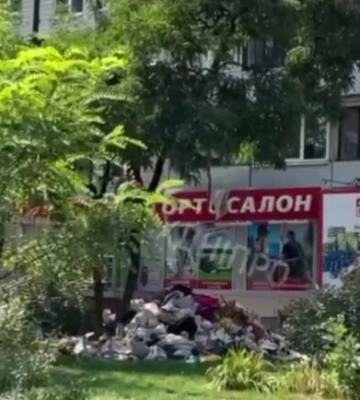 В Днепре местный выбрасывал свои вещи из окна своей квартиры прямо на улицу