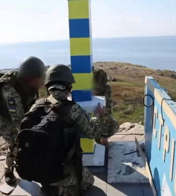 Установка нового знака на Змеином: пограничники поделились эксклюзивными кадрами