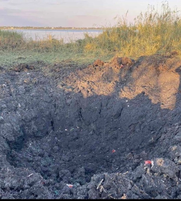 Окупанти здійснили авіаудар та обстріляли селище під Херсоном: є поранені (ФОТО)