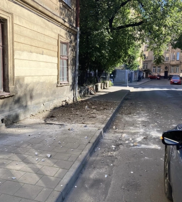 У центрі Львова обвалилися шматок даху, тиньк і ринва